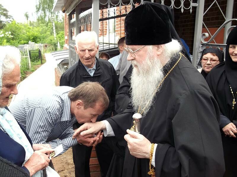 Откуда взялся обычай целовать руку священника? Откуда взялся обычай целовать руку священника?