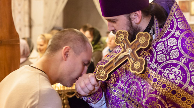 Зачем целовать руку священника?