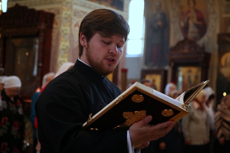 Почему церковное чтение должно быть неэмоциональным?