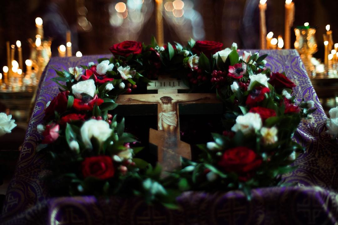 Почему выносится Крест Господень?