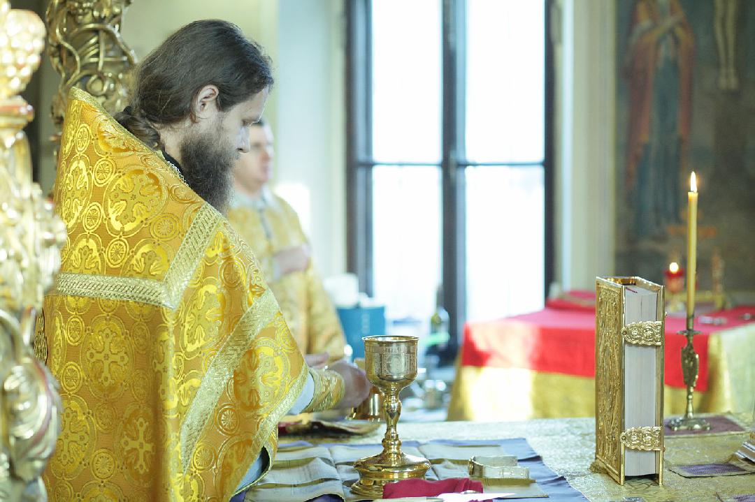 Священник всегда приносит себя в жертву