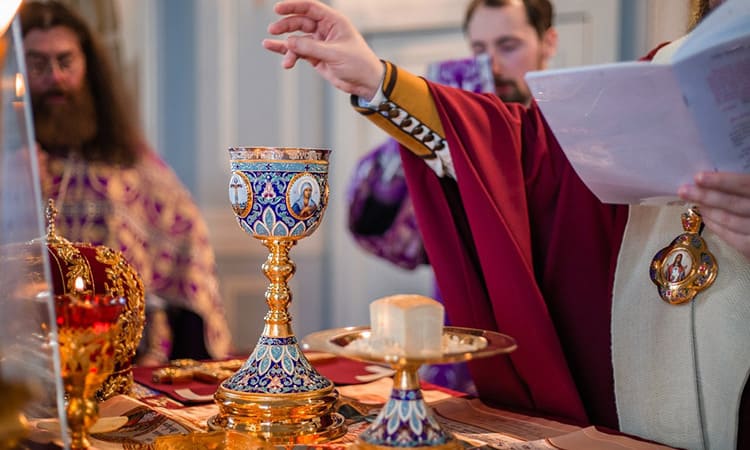 Причащение верующих во время эпидемии