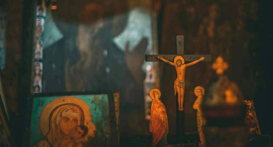 "Надо бы в церковь сходить" "Надо бы в церковь сходить"