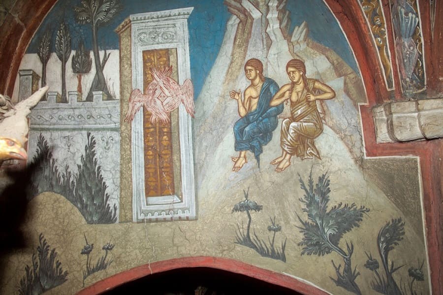 "Седе Адам прямо Рая"